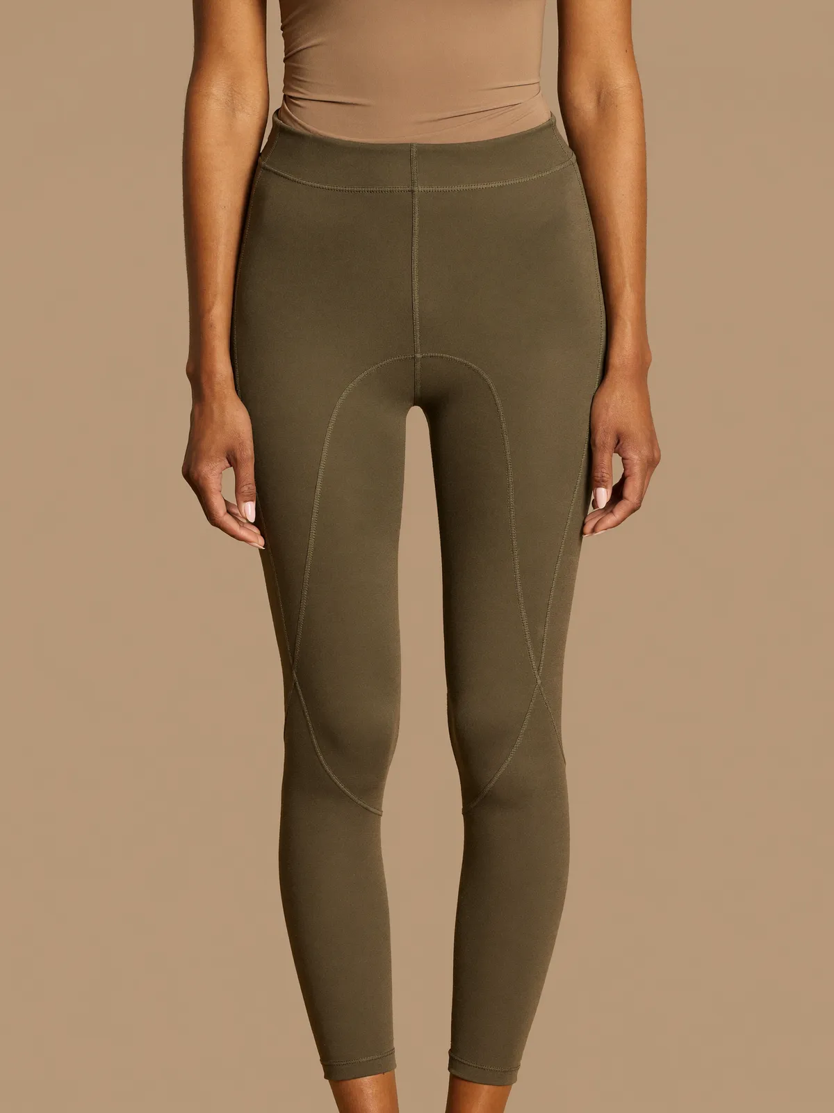 Detalle de leggings oliva de tiro alto